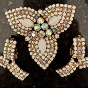 Elegant White and Gold Jewelry Set